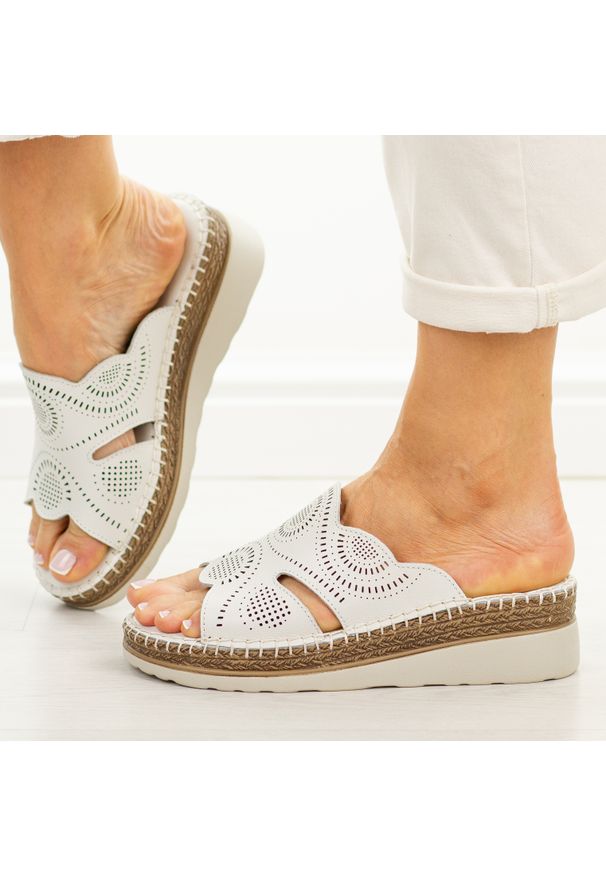 Białe skórzane klapki damskie na koturnie S.Barski 5915. Okazja: na co dzień. Kolor: biały. Materiał: skóra. Sezon: wiosna, lato. Obcas: na koturnie. Styl: casual