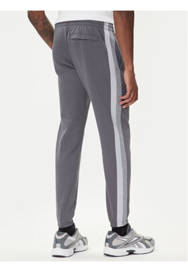 Under Armour Spodnie dresowe Ua Rival Fleece Colorblock 6003954 Szary Loose Fit. Kolor: szary. Materiał: bawełna