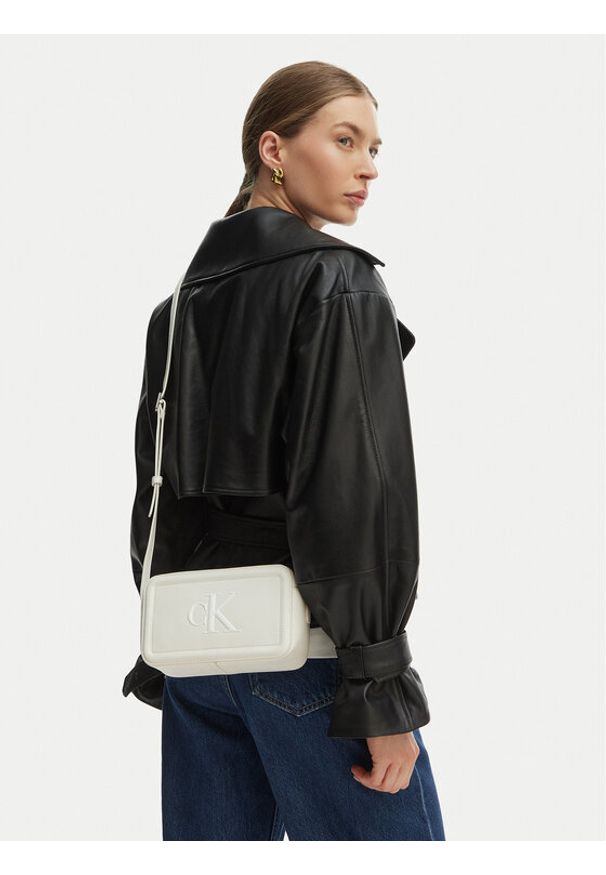 Calvin Klein Torebka Bold Ck Camera Bag LV04F3220G Biały. Kolor: biały. Materiał: skórzane