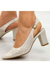 Perłowe czółenka damskie na słupku z odkrytą pietą Sergio Leone Sk163. Okazja: na spotkanie biznesowe, na imprezę, na co dzień. Kolor: beżowy. Materiał: skóra. Szerokość cholewki: normalna. Wzór: ażurowy. Sezon: wiosna, lato. Obcas: na słupku. Styl: klasyczny, biznesowy, wizytowy, elegancki, casual #1