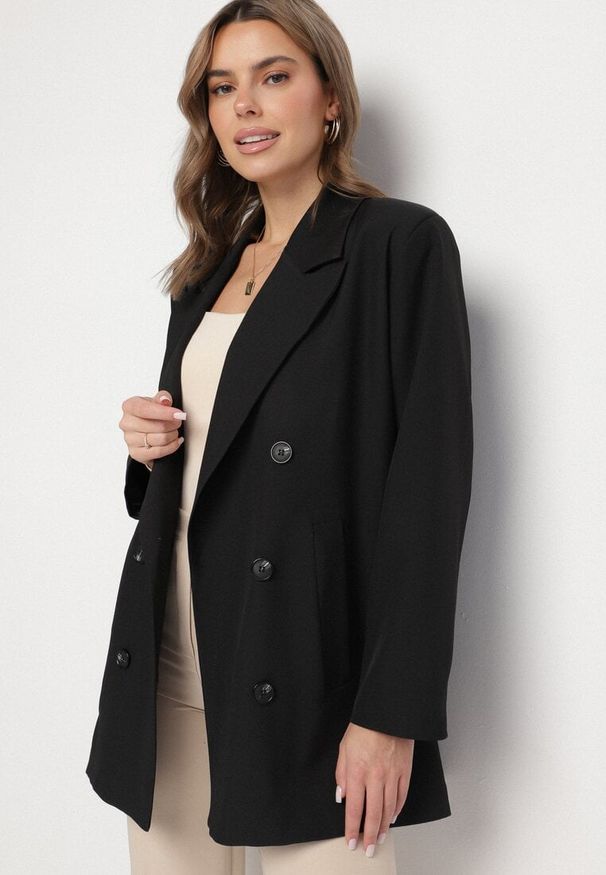 Born2be - Czarna Dwurzędowa Marynarka o Pudełkowym Kroju Nilinne. Okazja: na spacer, na co dzień. Kolor: czarny. Materiał: jeans. Styl: elegancki, casual