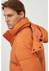 Calvin Klein Jeans kurtka męska kolor pomarańczowy zimowa. Kolor: pomarańczowy. Materiał: włókno, materiał. Wzór: nadruk. Sezon: zima #4