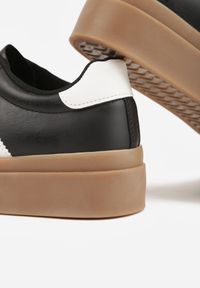 Renee - Czarne Sneakersy Tenisówki Ozdobione Paskami Sovresia. Okazja: na co dzień. Zapięcie: pasek. Kolor: czarny. Wzór: aplikacja #5