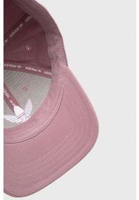 adidas Originals Czapka kolor różowy gładka. Kolor: różowy. Materiał: materiał, bawełna. Wzór: gładki