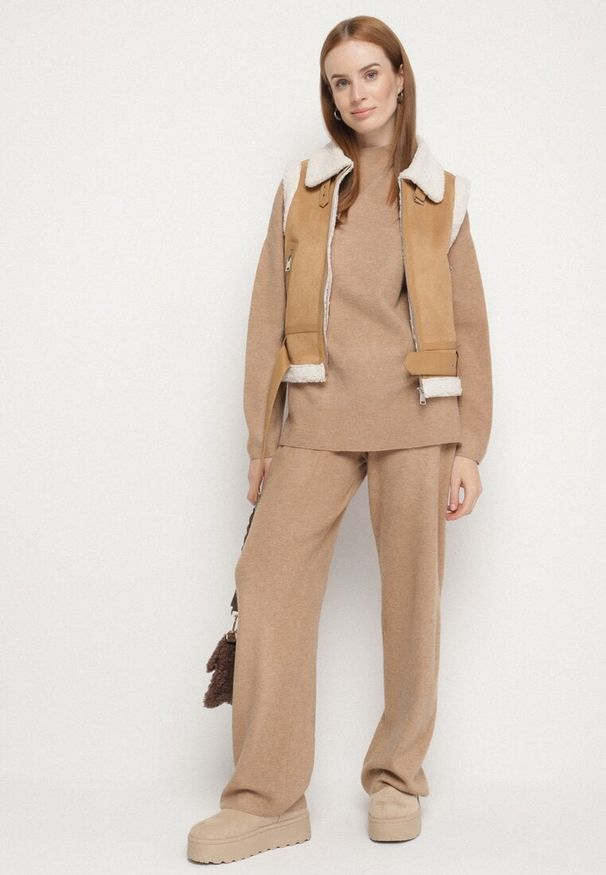 Born2be - Ciemnobeżowy Dzianinowy Komplet z Wełną Spodnie i Sweter Tesira. Kolor: beżowy. Materiał: dzianina, wełna. Sport: turystyka piesza