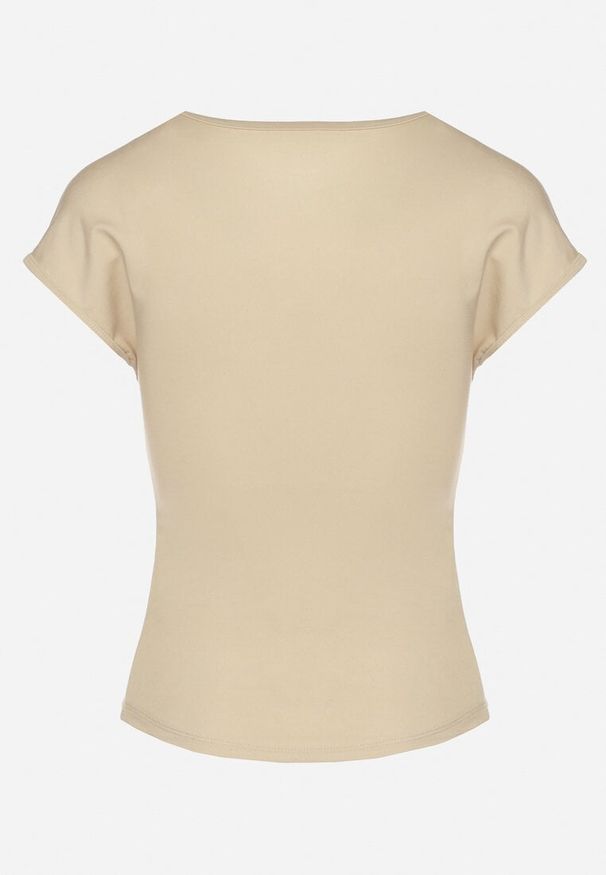 Born2be - Beżowy T-shirt o Dopasowanym Kroju z Wycięciem i Guzikami przy Dekolcie Ballirea. Okazja: na co dzień. Kolor: beżowy. Materiał: jeans. Wzór: aplikacja. Styl: elegancki, casual