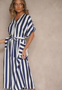 Renee - Niebieska Pudełkowa Sukienka z Wiskozą z Motywem Pasków i Wiązaniem Lumierae. Okazja: na co dzień. Kolor: niebieski. Materiał: wiskoza. Styl: elegancki, casual #3