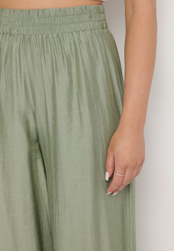 Born2be - Zielone Spodnie Palazzo o Szerokim Kroju z Gumką w Pasie i Wysokim Stanem Jenanetia. Okazja: na co dzień. Stan: podwyższony. Kolor: zielony. Styl: casual, klasyczny