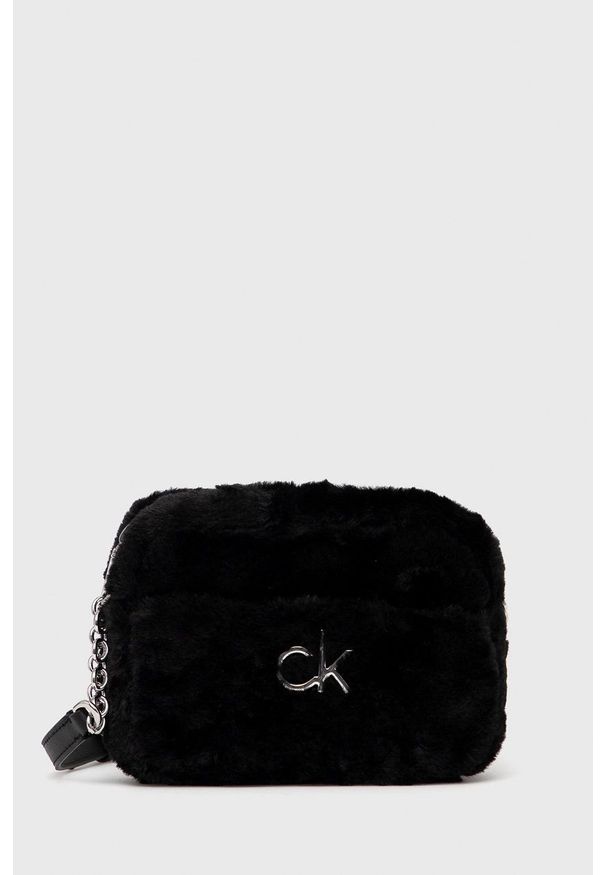 Calvin Klein Torebka kolor czarny. Kolor: czarny. Wzór: aplikacja. Dodatki: z aplikacjami. Rodzaj torebki: na ramię