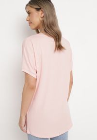 Born2be - Różowy T-shirt z Krótkimi Rękawami i Dłuższym Tyłem Cercisa. Okazja: na co dzień. Typ kołnierza: dekolt w serek. Kolor: różowy. Materiał: bawełna, jeans. Długość rękawa: krótki rękaw. Długość: krótkie. Styl: klasyczny, casual #4