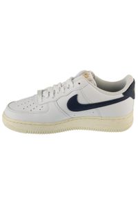 Nike - Buty sportowe Sneakersy damskie, Air Force 1 07. Kolor: biały. Model: Nike Air Force. Sport: turystyka piesza