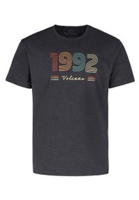 Volcano - Koszulka z printem, Comfort Fit, T-RETRO. Materiał: bawełna. Długość: krótkie. Wzór: nadruk. Styl: retro