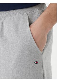 TOMMY HILFIGER - Tommy Hilfiger Spodnie dresowe Essential MW0MW37236 Szary Regular Fit. Kolor: szary. Materiał: bawełna #4