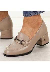 Beżowe skórzane mokasyny damskie na obcasie Vinceza 18116. Okazja: na co dzień. Nosek buta: okrągły. Kolor: beżowy. Szerokość cholewki: normalna. Wzór: aplikacja. Materiał: skóra. Sezon: wiosna, lato, jesień. Obcas: na obcasie. Styl: casual, klasyczny, elegancki. Wysokość obcasa: średni #1