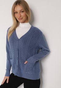 Born2be - Niebieski Kardigan z Bawełną Zdobiony Warkoczowym Splotem i Kieszeniami Mevesava. Okazja: na co dzień. Typ kołnierza: dekolt w serek. Kolor: niebieski. Materiał: bawełna. Wzór: aplikacja, ze splotem. Sezon: zima, jesień. Styl: casual, klasyczny #4