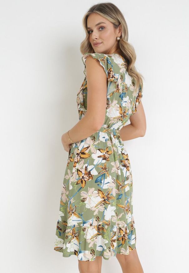 Born2be - Zielona Sukienka Rozkloszowana z Kopertowym Dekoltem Tosima. Kolor: zielony. Materiał: materiał. Wzór: aplikacja. Typ sukienki: kopertowe