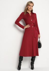 Born2be - Bordowa Sukienka Maxi o Koszulowym Fasonie z Wiązaniem mZynlee. Okazja: na co dzień. Kolor: czerwony. Materiał: wiskoza. Typ sukienki: koszulowe. Styl: klasyczny, casual, elegancki. Długość: maxi #3