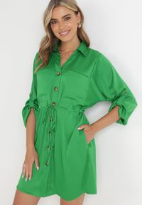 Born2be - Zielona Koszulowa Sukienka Mini ze Ściągaczem w Pasie i Podpinanymi Rękawami Claira. Kolor: zielony. Długość rękawa: długi rękaw. Typ sukienki: koszulowe. Długość: mini #1
