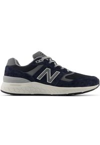 Buty męskie New Balance MW880CB6 – granatowe. Okazja: na spacer, na co dzień. Kolor: niebieski. Materiał: guma, zamsz. Szerokość cholewki: normalna. Sport: turystyka piesza, fitness