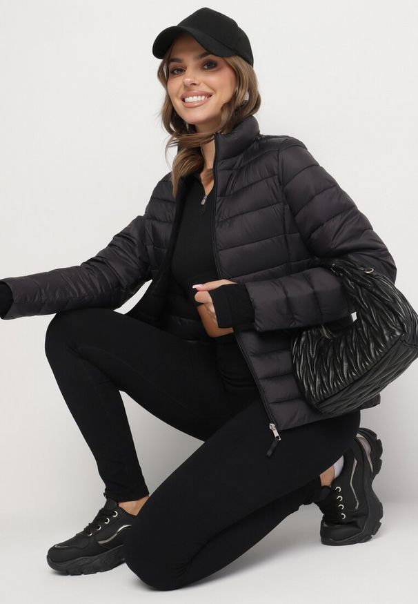 Born2be - Czarna Pikowana Kurtka w Klasycznym Stylu Nelaniel. Okazja: na co dzień. Kolor: czarny. Materiał: jeans. Styl: klasyczny