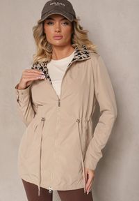 Renee - Ciemnobeżowa Kurtka w Stylu Parki ze Ściągaczem w Talii Arivienne. Okazja: na co dzień, na spotkanie biznesowe, do pracy. Kolor: beżowy. Materiał: jeans. Styl: biznesowy, klasyczny, elegancki, casual #4