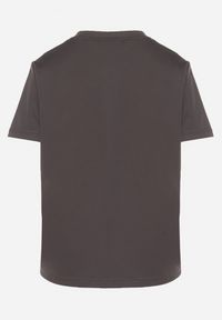 Born2be - Ciemnoszary T-shirt z Małym Haftem Natavira. Okazja: na co dzień. Kolor: szary. Materiał: jeans. Wzór: haft. Styl: klasyczny, elegancki, casual #7
