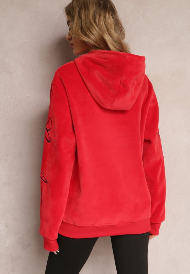 Renee - Czerwona Bluza z Polarem i Haftami na Rękawach Janakame. Okazja: na spacer, na co dzień. Kolor: czerwony. Materiał: polar. Wzór: haft. Sezon: jesień. Styl: casual