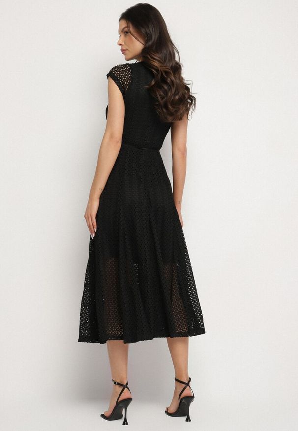 Born2be - Czarna Rozkloszowana Sukienka z Ażurowym Wzorem i Paskiem Galindella. Kolor: czarny. Wzór: ażurowy. Styl: klasyczny