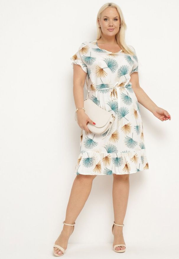 Born2be - Biało-Niebieska Bawełniana Sukienka z Florystycznym Motywem i Wiązaniem w Talii Rissani. Okazja: na randkę. Kolor: biały. Materiał: bawełna. Sezon: lato