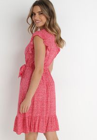 Born2be - Czerwona Sukienka z Paskiem Rartho. Typ kołnierza: kołnierz z falbankami. Kolor: czerwony. Materiał: materiał, wiskoza. Wzór: kwiaty, nadruk. Typ sukienki: kopertowe, rozkloszowane. Długość: mini #4