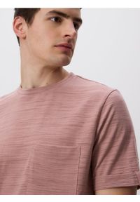 Reserved - T-shirt comfort z kieszonką - pastelowy róż. Kolor: różowy. Materiał: bawełna, dzianina