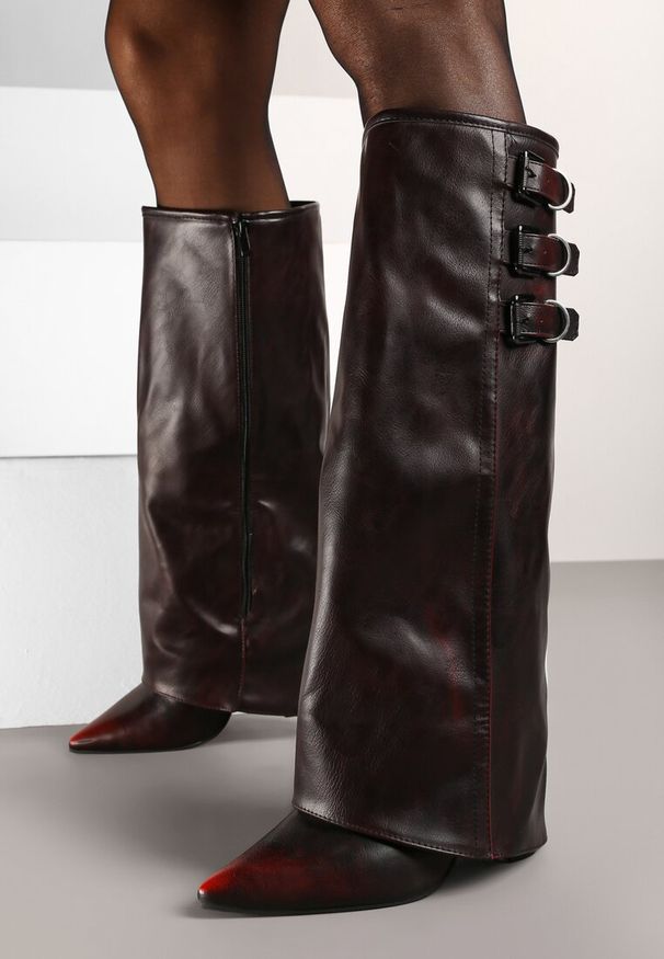 Born2be - Bordowe Kozaki na Obcasie Ozdobione Wywiniętą Cholewką z Paskami i Klamrami Liennia. Okazja: na co dzień. Zapięcie: klamry. Kolor: czerwony. Szerokość cholewki: normalna. Wzór: aplikacja. Obcas: na obcasie. Styl: wizytowy, klasyczny, casual, elegancki. Wysokość obcasa: średni