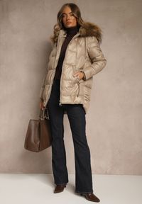 Renee - Ciemnobeżowa Kurtka z Pikowanymi Przeszyciami i Kapturem z Odpinanym Futrem Galenea. Okazja: na co dzień. Kolor: beżowy. Materiał: futro. Styl: casual, elegancki #4