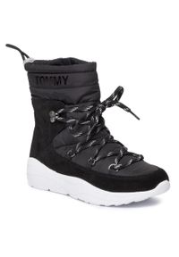 Botki Tommy Jeans Padded Nylon Hybrid Boot EN0EN00612 Black 990. Kolor: czarny. Materiał: materiał