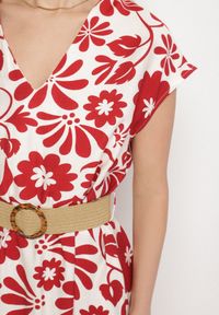 Born2be - Czerwona Wiskozowa Sukienka o Rozkloszowanym Kroju z Ozdobnym Paskiem z Klamrą Zarolena. Okazja: na co dzień, na spacer, na imprezę. Typ kołnierza: dekolt w kształcie V. Kolor: czerwony. Materiał: wiskoza. Sezon: lato. Typ sukienki: rozkloszowane. Styl: casual, elegancki #7