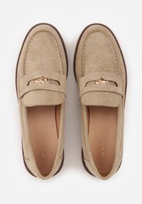 Renee - Beżowe Mokasyny VICES ze Skórzaną Wkładką i Metaliczną Ozdobą Sereisana. Nosek buta: okrągły. Kolor: brązowy. Materiał: skóra. Wzór: aplikacja. Obcas: na obcasie. Wysokość obcasa: niski #5