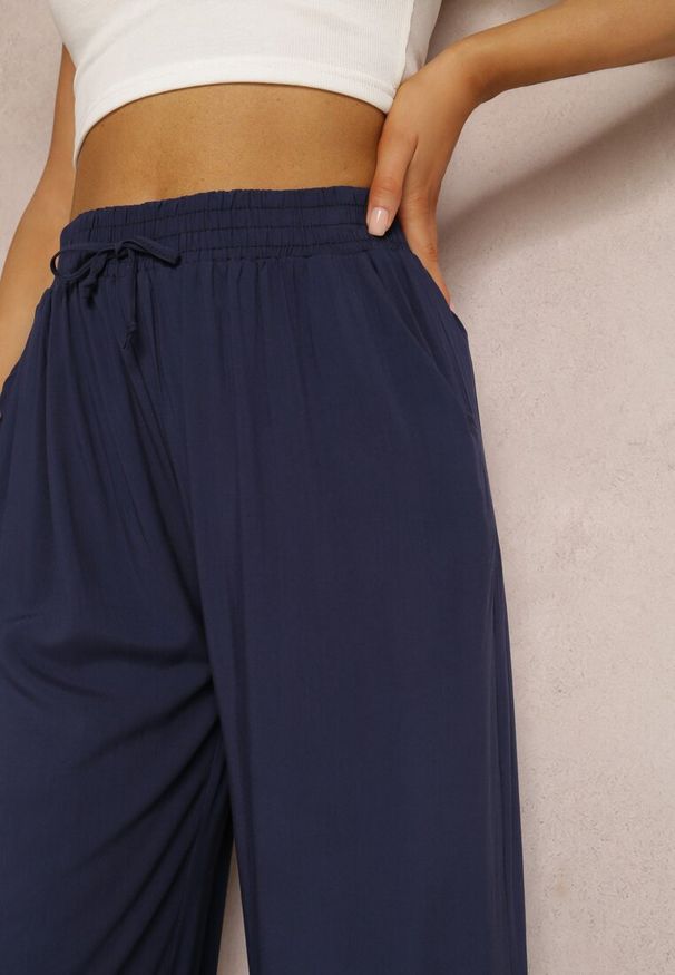 Renee - Granatowe Spodnie Karrill. Kolor: niebieski. Materiał: wiskoza. Długość: długie. Sezon: lato. Styl: elegancki