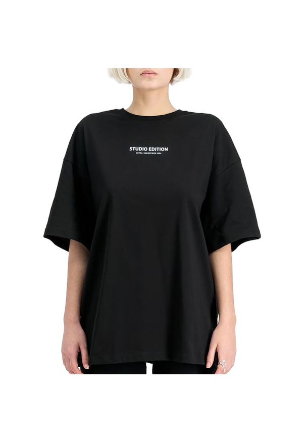 Koszulka damska Alpha Industries Logo Backprint 15606203 - czarna. Kolor: czarny. Materiał: bawełna, dresówka, jeans. Długość rękawa: krótki rękaw. Długość: krótkie. Wzór: aplikacja