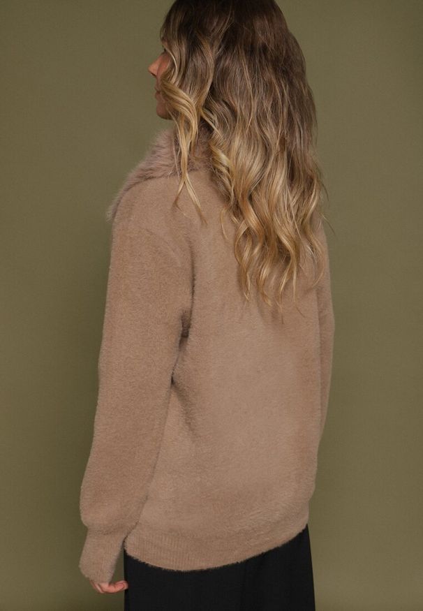 Born2be - Ciemnobeżowy Kardigan z Wełną z Futrzanym Kołnierzem Zapinany na Suwak Sistte. Okazja: na co dzień. Kolor: beżowy. Materiał: wełna, futro. Długość rękawa: długi rękaw. Długość: długie. Styl: casual