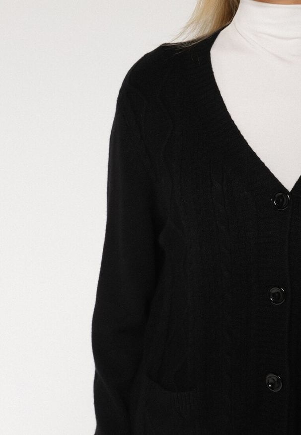 Born2be - Czarny Kardigan z Bawełną Zdobiony Warkoczowym Splotem i Kieszeniami Mevesava. Okazja: na co dzień. Typ kołnierza: dekolt w serek. Kolor: czarny. Materiał: bawełna. Wzór: aplikacja, ze splotem. Sezon: jesień, zima. Styl: casual, klasyczny