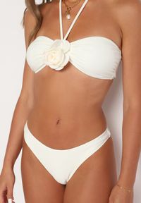 Born2be - Jasnobeżowe Bikini Góra z Paskami na Szyję i Kwiatami 3D z Dodatkową Spódniczką Renzi. Kolor: beżowy. Wzór: kwiaty