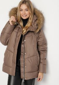 Born2be - Brązowa Kurtka z Pikowanymi Przeszyciami i Kapturem z Futerkiem Anavite. Okazja: na co dzień, na spacer. Kolekcja: plus size. Kolor: brązowy. Materiał: futro. Styl: casual #5