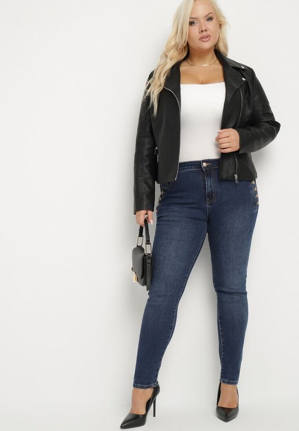 Born2be - Granatowe Bawełniane Dopasowane Jeansy Ozdobione Guzikami Galwiwi. Okazja: na co dzień. Kolor: niebieski. Wzór: aplikacja. Styl: elegancki, casual