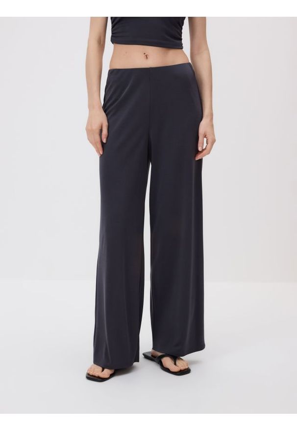 Reserved - Luźne spodnie z modalem - ciemnoszary. Kolor: szary. Materiał: dzianina