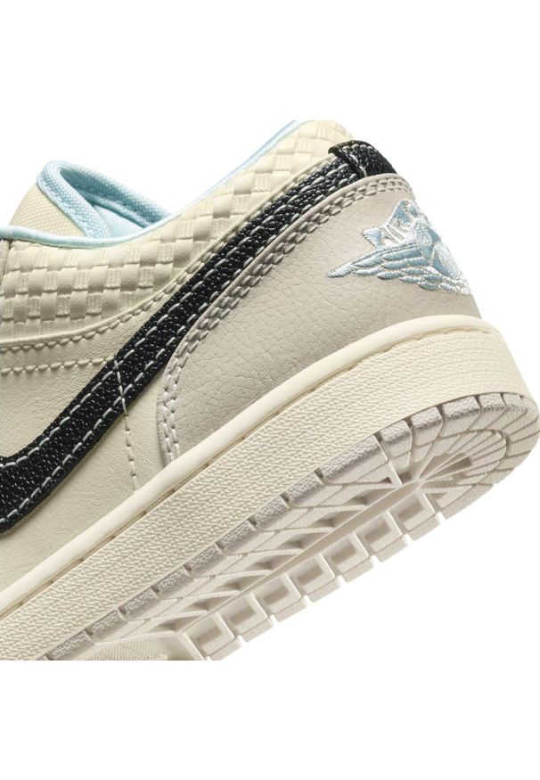 Nike Jordan 1 Sneakersy damskie. Okazja: na co dzień. Kolor: beżowy. Materiał: skóra, jeans, materiał. Szerokość cholewki: normalna. Model: Nike Air Jordan. Sport: turystyka piesza