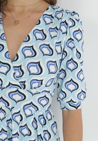 Born2be - Niebieska Rozkloszowana Sukienka z Bufiastymi Rękawami w Geometryczny Wzór Avory. Kolor: niebieski. Wzór: geometria. Długość: mini #4