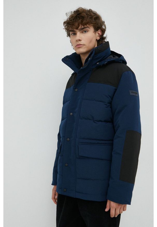 Wrangler - WRANGLER BODYGUARD MĘSKA KURTKA ZIMOWA NAVY W4B2WW114 112320200. Okazja: na spotkanie biznesowe, na co dzień. Materiał: poliester, wełna, jeans. Długość rękawa: długi rękaw. Długość: długie. Sezon: zima. Styl: biznesowy, klasyczny, elegancki, casual