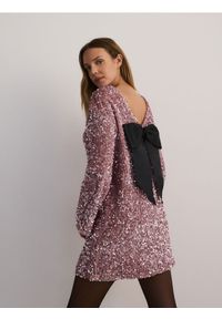 Reserved - Sukienka z ozdobną kokardą na plecach - pastelowy róż. Typ kołnierza: kokarda. Kolor: różowy. Materiał: dzianina #1