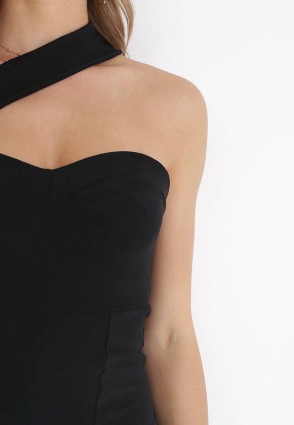 Born2be - Czarna Dopasowana Sukienka Midi na Jedno Ramię Calaxis. Kolor: czarny. Styl: elegancki. Długość: midi