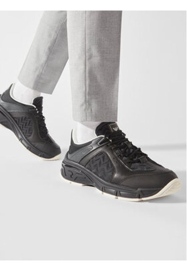 Emporio Armani Sneakersy X4X647 XN945 N208 Czarny. Kolor: czarny. Materiał: materiał